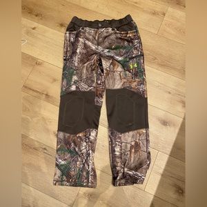 Men’s under armor camo hunting pants size large no rips or tears.